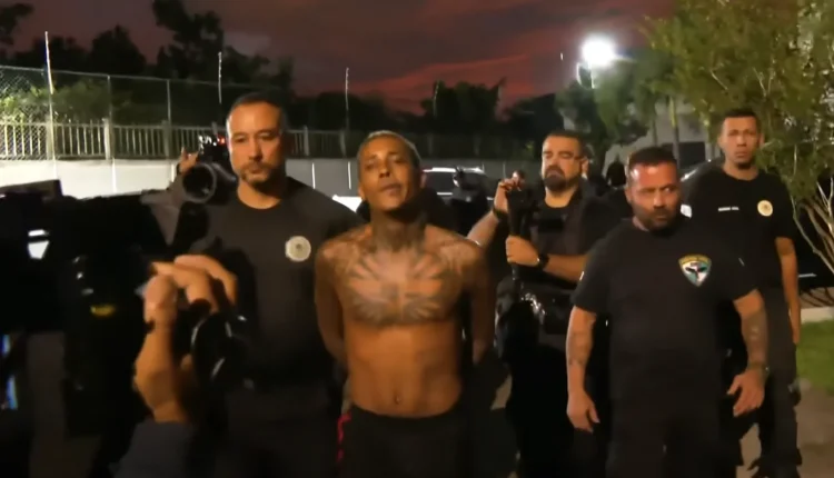 mc poze sendo levado pela polícia